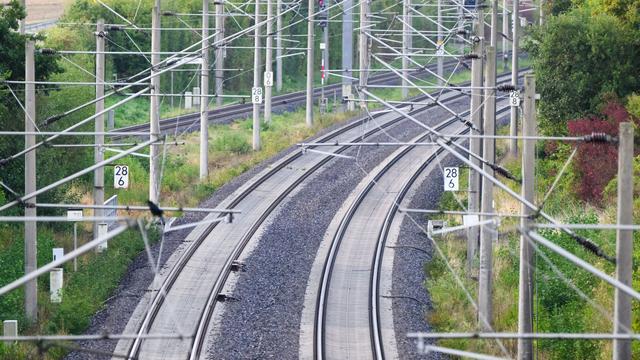 Bild: Stundenlangen Einschränkungen: Bahnstrecke Bremen-Hamburg nach Brand voll gesperrt