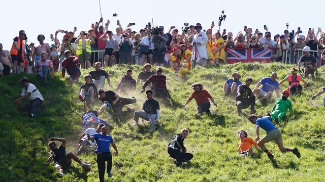 Traditioneller Wettbewerb: Deutscher gewinnt kurioses Käserennen in England