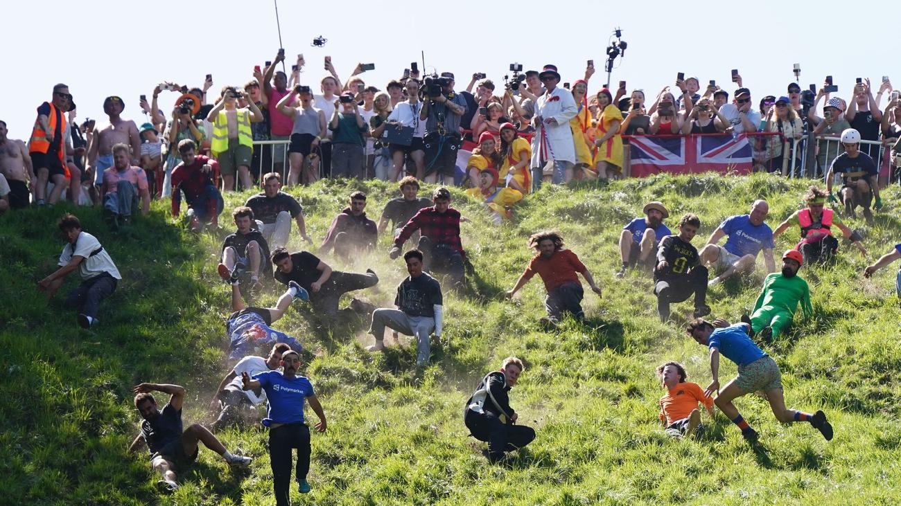 Traditioneller Wettbewerb: Deutscher gewinnt kurioses Käserennen in England