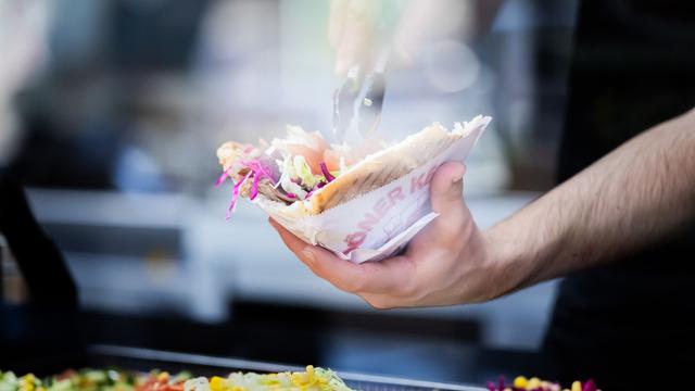Kriminalität: Döner-Wurf löst handfesten Streit aus