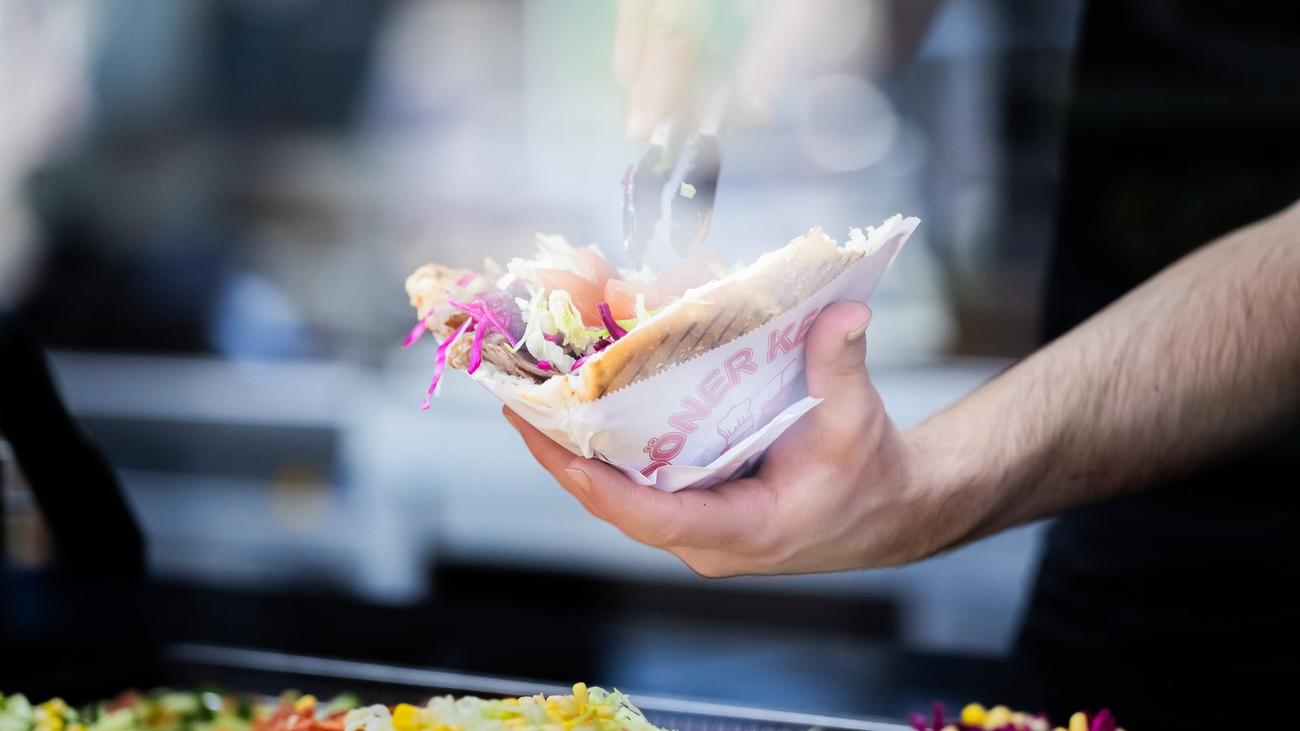 Kriminalität: Döner-Wurf löst handfesten Streit aus