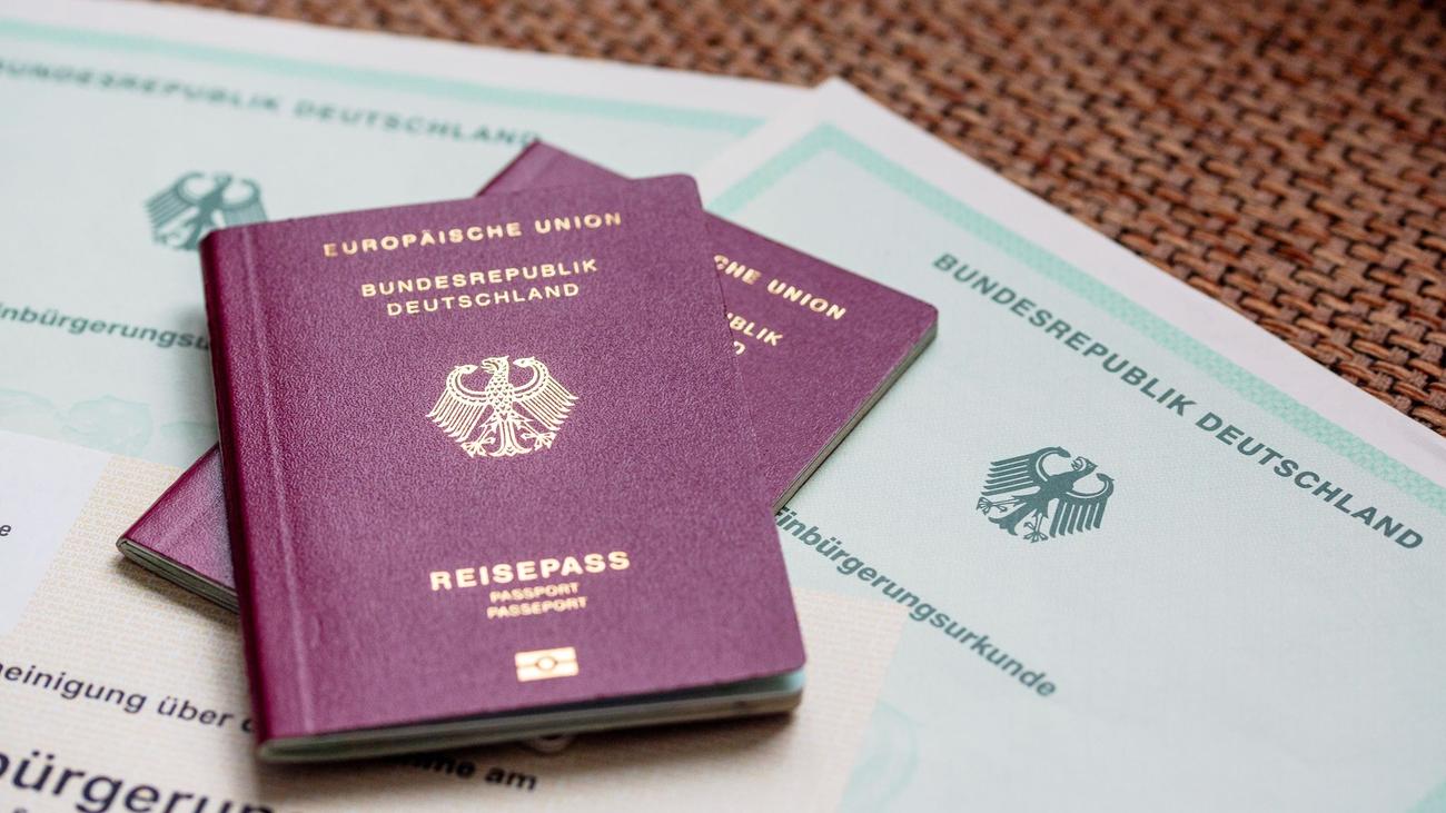 Staatsangehörigkeitsrecht: Mehr Einbürgerungen - Unionspolitiker für strengere Regeln