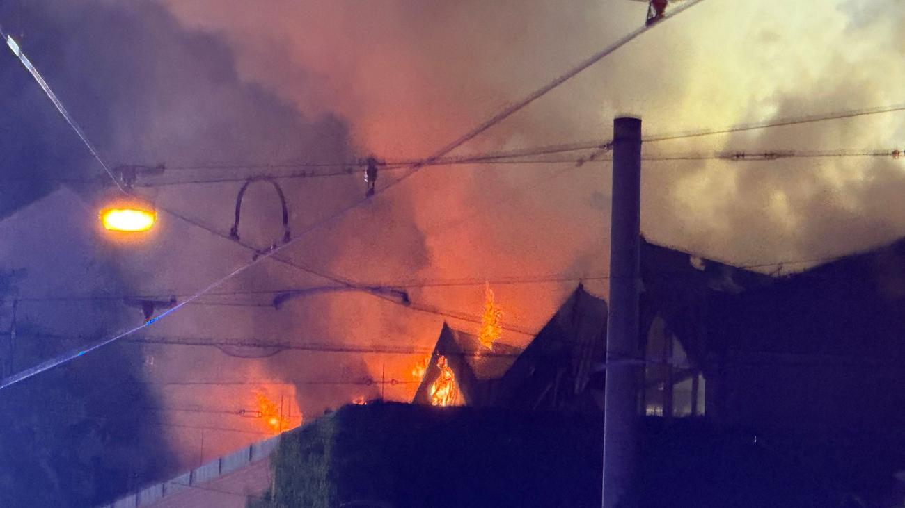 Großeinsatz: Millionenschaden bei Brand in Nürnberger Schulsporthalle