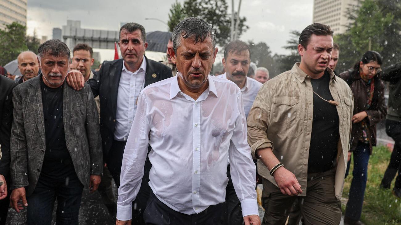 Nach Absetzung von CHP-Chef: Opposition in Aufruhr – Wie geht es in der Türkei weiter?