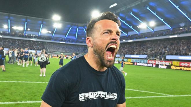 Paderborns Trainer Ralf Kettemann bejubelt den Aufstieg.