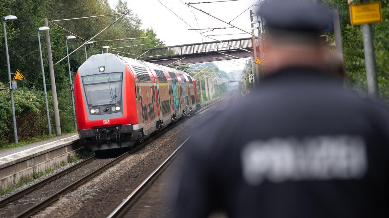 Kriminalität: Zugbegleiter angegriffen: Mitreisende greifen ein