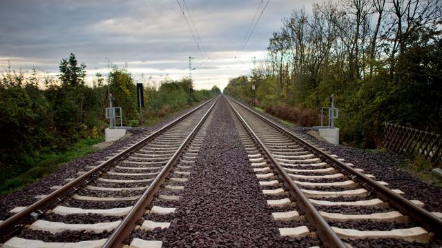 Unfälle: 79 Jahre alter Radfahrer fährt über Bahngleise und stirbt