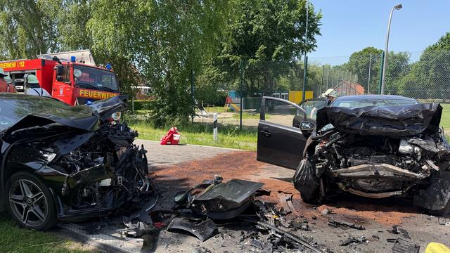 Landkreis Emsland: Auto kommt in Gegenverkehr - Ein Toter, ein Schwerverletzter