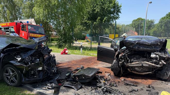 Landkreis Emsland: Bei einem Autounfall im Emsland ist ein Mann tödlich verletzt worden. Ein weiterer Autofahrer erlitt schwere Verletzungen. (Symbolbild)