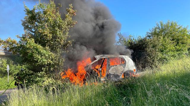 Unfallursache unklar: Ersthelfer retten Schwerverletzten aus brennendem Auto