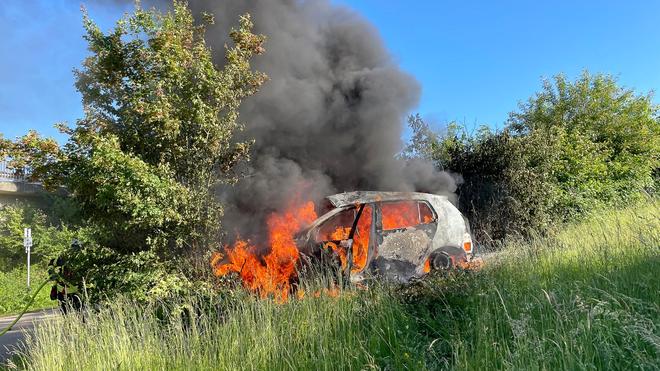  Der Wagen geriet nach dem Unfall in Brand - der Fahrer wurde schwer verletzt.