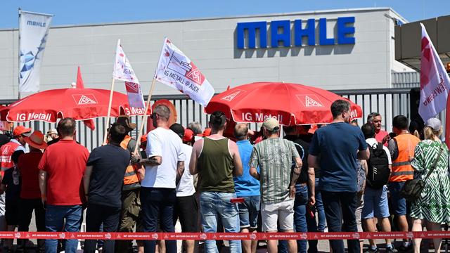 Autozulieferer: Mahle-Beschäftigte treten in unbefristeten Streik