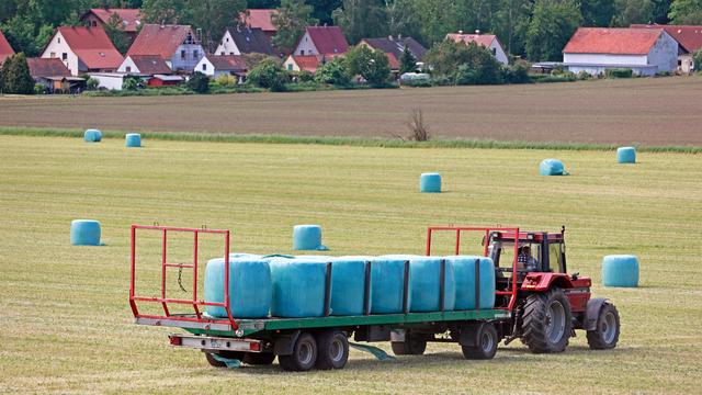 Arbeitsunfall: Mann von tonnenschwerem Traktor überrollt