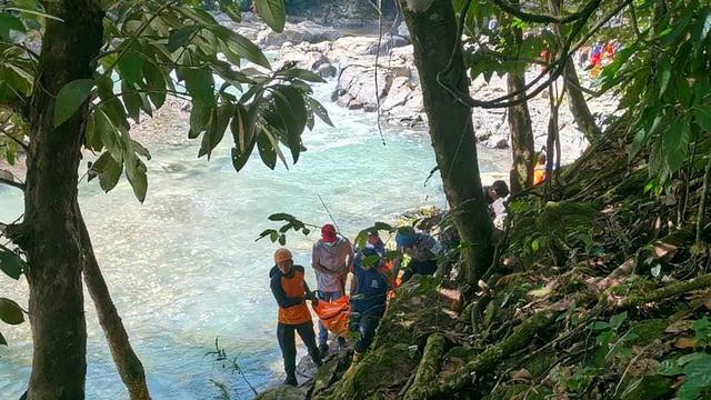 Unglück in Indonesien: Marode Brücke: Kritik nach Tod von Österreichern auf Flores