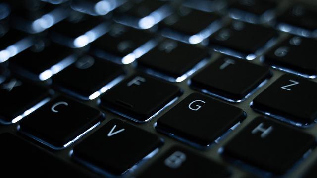 Loch in Lkw-Plane geschnitten: Millionenschaden bei Laptop-Diebstahl