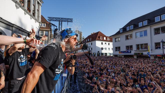 Relegation um die Bundesliga: Der SC Paderborn feiert auch am Tag nach dem Aufstieg ausgelassen.