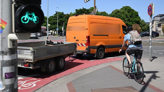 Verkehr: Radfahrer besser schützen: Nicht den Schulterblick vergessen