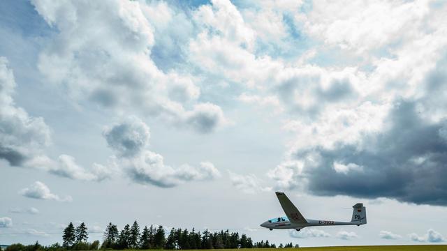 Turbulenzen in der Luft: Telefonmast bei Bruchlandung mit Segelflugzeug beschädigt