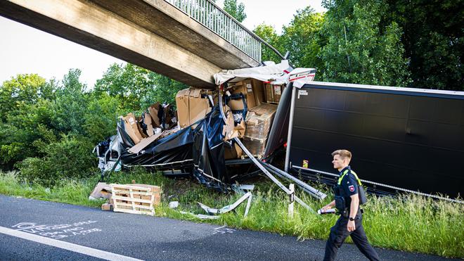 Unfälle: Bei einem schweren Unfall mit zwei Todesopfern auf der A2 waren 40 Einsatzkräfte im Einsatz. (Symbolbild)