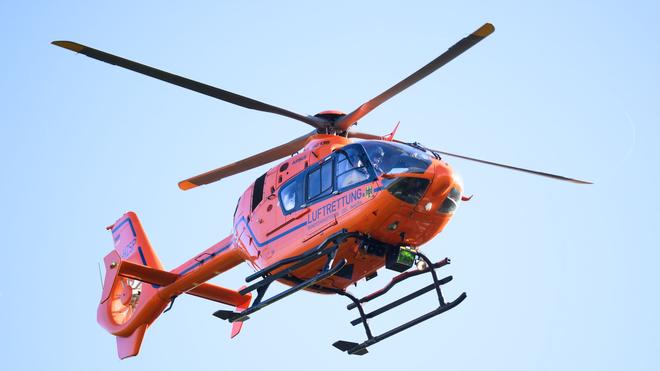 Kind läuft auf Straße: Ein Rettungshubschrauber flog ein lebensgefährlich verletztes zweijähriges Mädchen in eine Klinik. (Symbolbild)