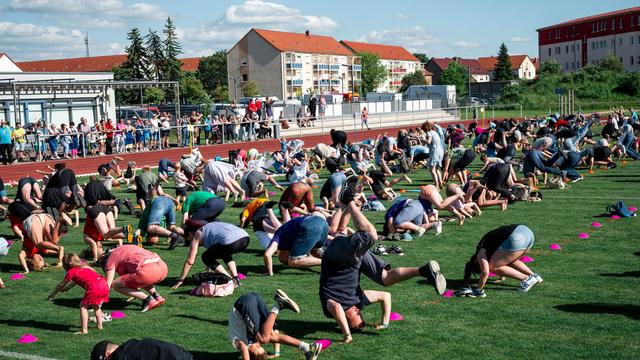 Weltrekordversuch: Weltrekord knapp verpasst – 806 Purzelbäume im Ilm-Kreis