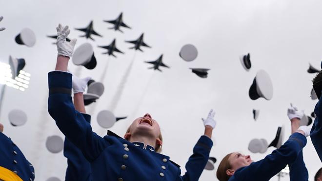 Fotografie: Thunderbirds krönen Abschlussfeier an der Air Force Academy mit spektakulärem Überflug