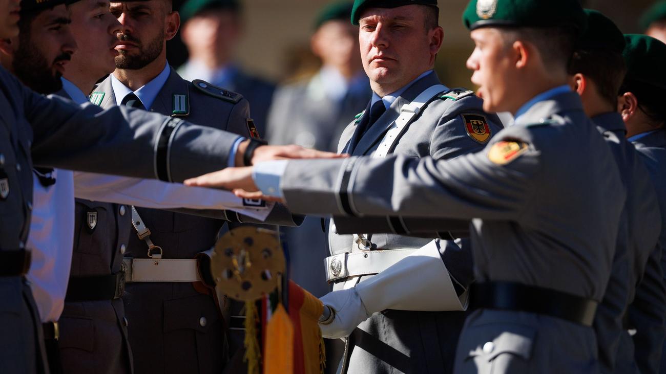 Öffentliches Gelöbnis: Bundeswehr-Rekruten leisten Fahneneid vor Abgeordnetenhaus