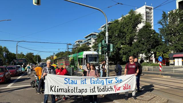Klimaschutz: Straßenblockade für sichere Rad- und Fußwege in Dresden
