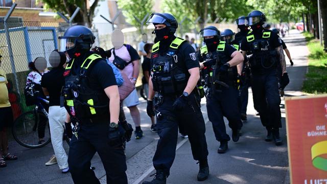 Bild: Großer Polizeieinsatz: Polizei gibt nach Alarm auf Tempelhofer Feld Entwarnung