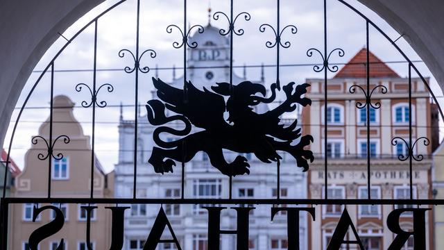 Unbesetzte Stellen in MV: Warum manche Schreibtische in der Verwaltung leer bleiben