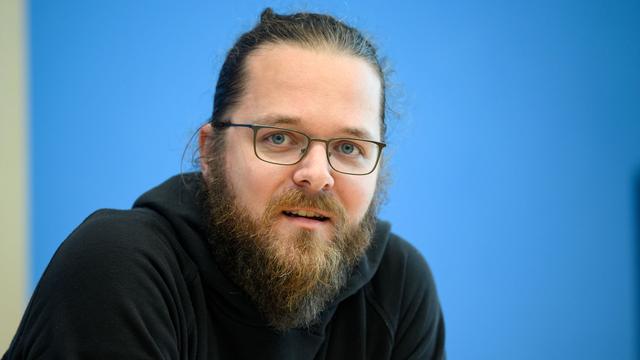 Streit um Veranstaltung: Arne Semsrott soll doch in Magdeburger Stadtbibliothek lesen