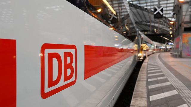 Sturmböen und Hagel möglich: Gewitterfront: Mehrere Fernzüge warten an Bahnhöfen