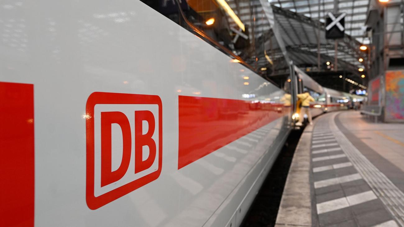 Sturmböen und Hagel möglich: Gewitterfront: Mehrere Fernzüge warten an Bahnhöfen