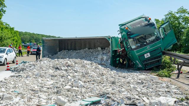 Bild: Unfall: Lkw kippt um – A6 voller Bauschutt