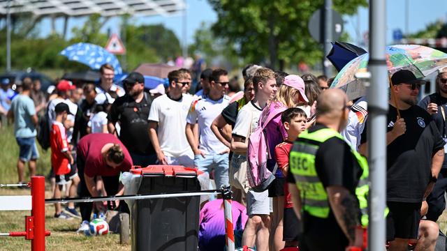 Fußball-Nationalmannschaft: Riesenandrang für Neuers Autogrammstunde