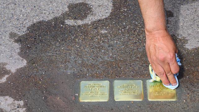 Stolpersteine: «Stolpersteine» mit Hakenkreuzen beschmiert