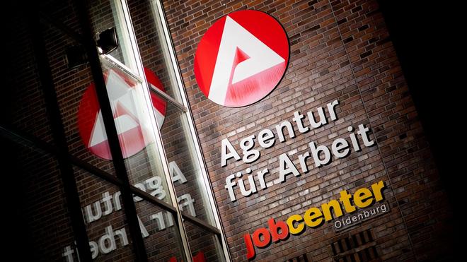 Arbeitsmarkt: Die Zahl der Arbeitslosen in Bremen ist leicht gesunden - bleibt aber weiter hoch. (Archivbild)