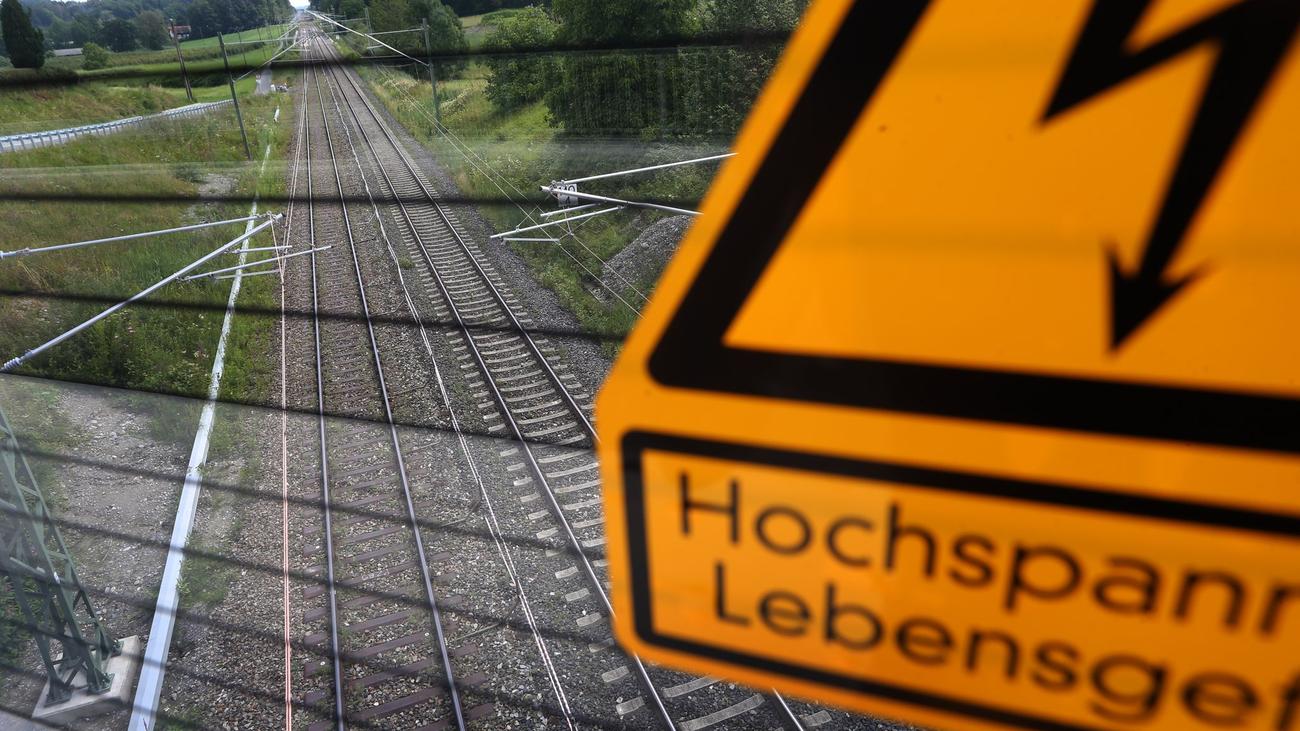 Schwer verletzt: Auf Waggon geklettert: Junger Mann bekommt Stromschlag