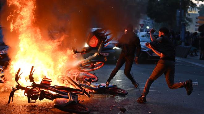Fotografie: Spannungen zwischen PSG-Fans und der Polizei nach dem Sieg von PSG.