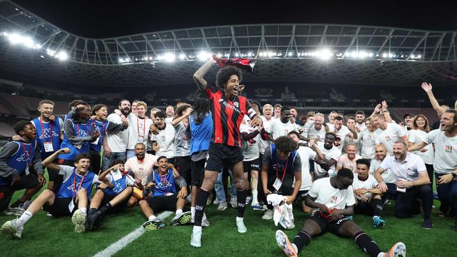 Auslandsfußball: Dante feiert in seinem letzten Spiel als Profi den Klassenerhalt mit Nizza.