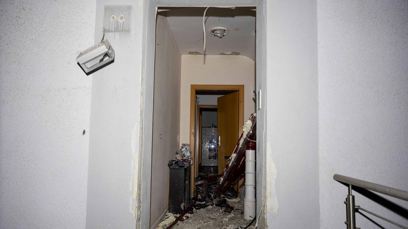 Hauseingang zerstört: Explosion gemeldet – Polizei findet zerstörte Haustür