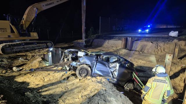 Feuerwehr im Einsatz: 54-Jähriger fährt in Baustelle und landet mit Auto in Grube