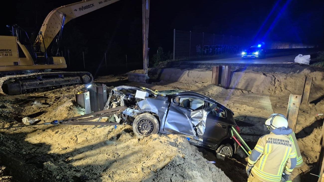 Feuerwehr im Einsatz: Fahrer stürzt auf der Autobahn mit Wagen in Baugrube