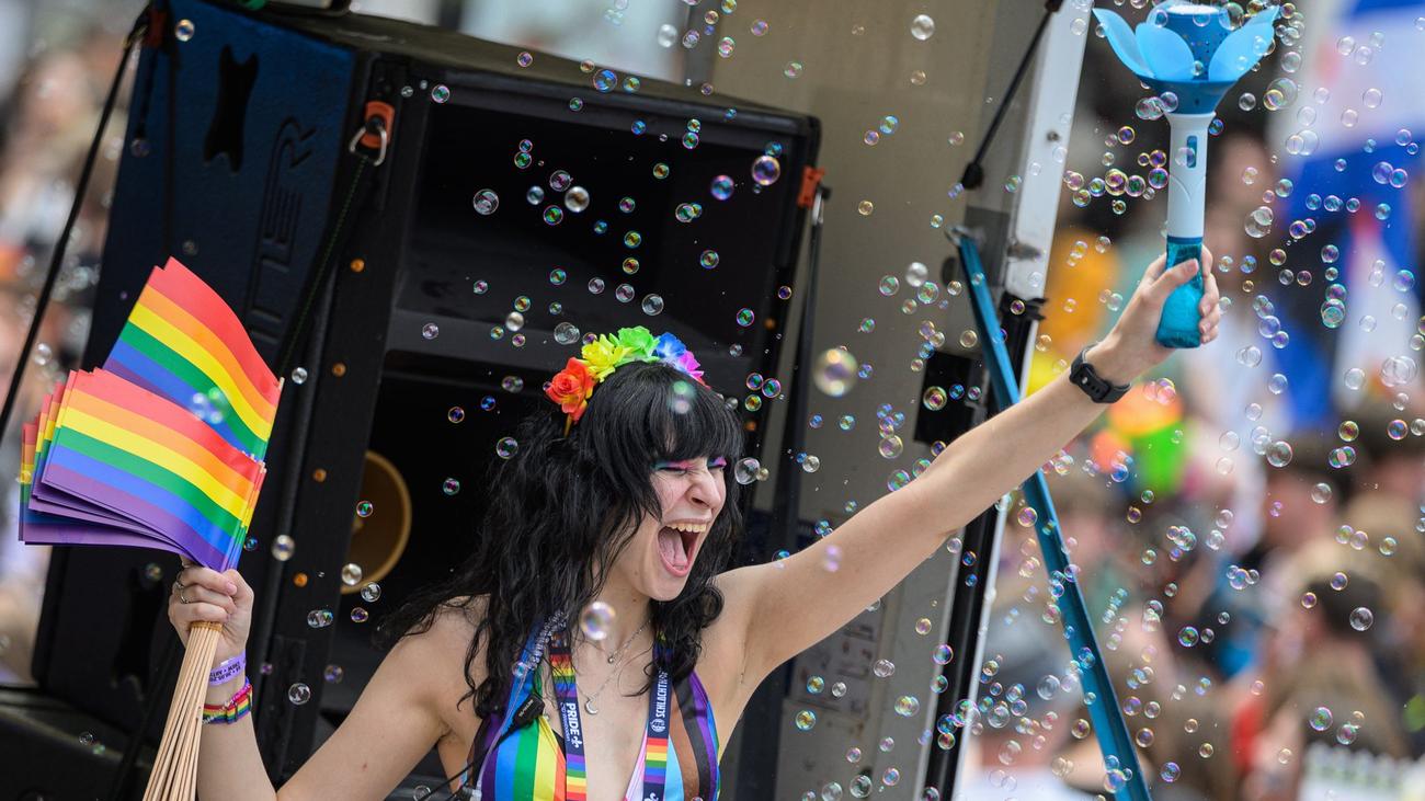 Gesellschaft: Friedlich und fröhlich - 3.700 Menschen beim Wiesbadener CSD