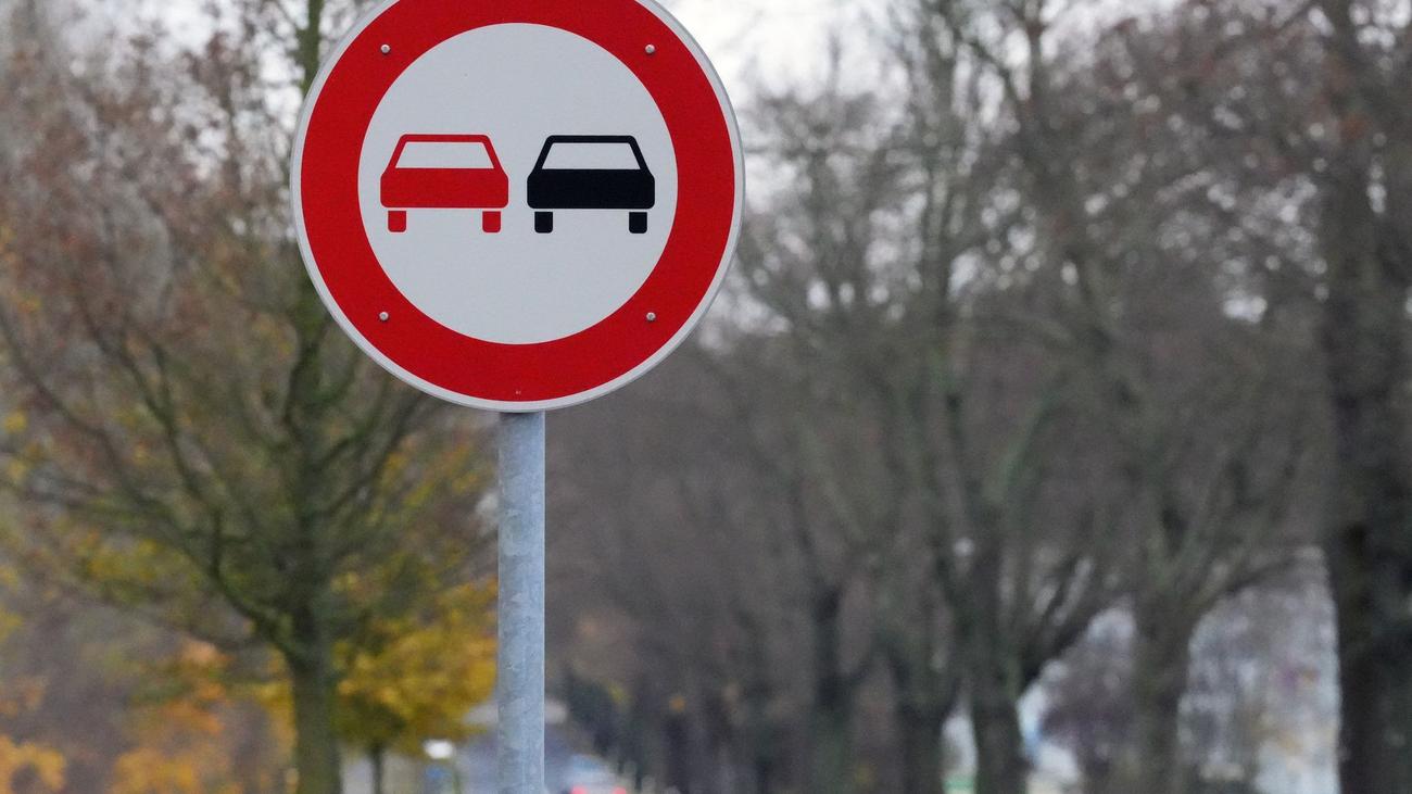 Unfälle: Frontalcrash nach riskantem Überholmanöver endet glimpflich