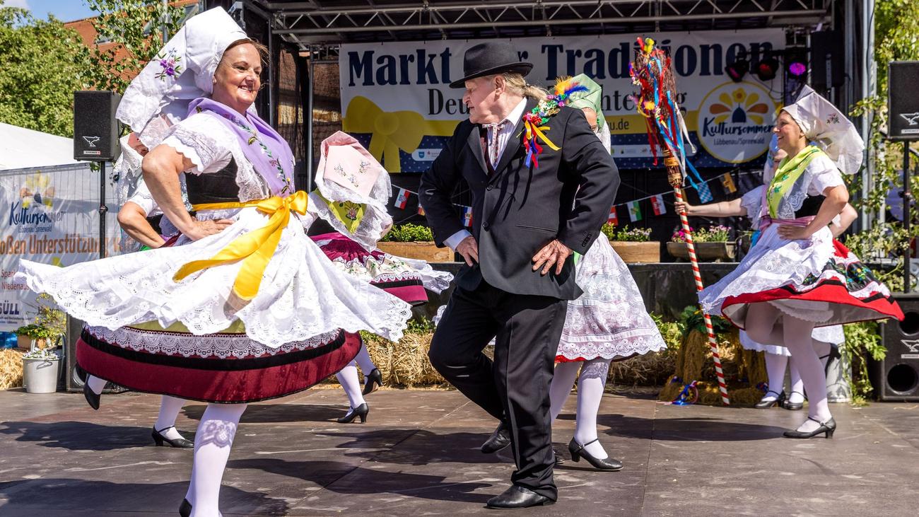 Tradition zum Anziehen: Laufsteg der Heimat: Deutscher Trachtentag eröffnet