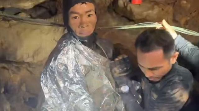 Schwierige Rettungsaktion: Nach erstem Erfolg: Vier Männer warten noch in Laos-Höhle