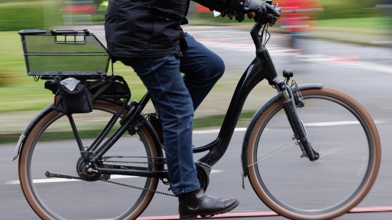Fahrradunfall: Pedelecfahrer stürzt schwer über geschlossene Schranke