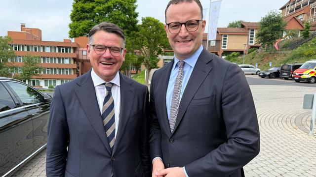 Parteitag der Hessen-CDU: Rhein und Spahn stellen sich demonstrativ hinter Merz