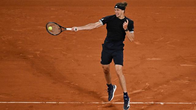 French Open im Tennis: Sieg um 0:49 Uhr: Zverev nach Nachtschicht im Achtelfinale